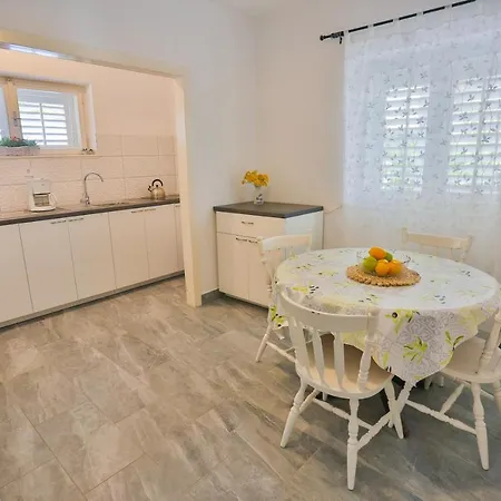 On The Casa de hóspedes Baška Voda